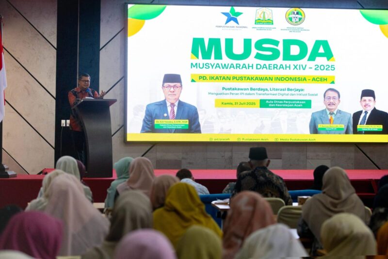 Kepala Dinas Perpustakaan dan Kearsipan Aceh, Dr. Edi Yandra, S.STP, M.SP, saat membuka Seminar Nasional dan Musyawarah Daerah (MUSDA) ke-XIV Ikatan Pustakawan Indonesia (IPI) Provinsi Aceh, di Aula Pustaka Wilayah Aceh, Banda Aceh. Foto: Dok. Dinas Perpustakaan dan Kerarsipan Aceh