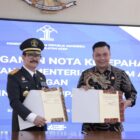 Wabup Pidie, Alzaizi Umar saat menerima penghargaan dari  Kepala Kantor Wilayah Kementerian Hukum Aceh, Dr. Drs. Meurah Budiman, S.H., M.H, di Banda Aceh, Jumat (22/8/2025) (Foto.IST.NOA.co.id)