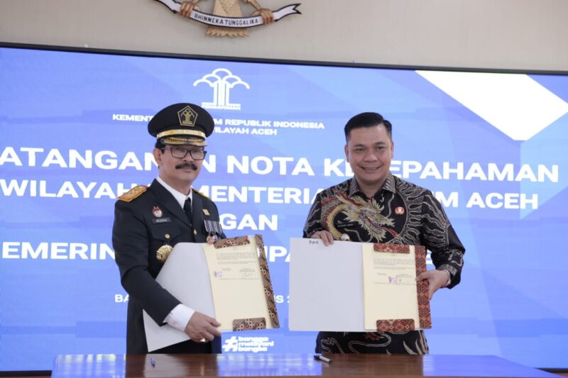 Wabup Pidie, Alzaizi Umar saat menerima penghargaan dari  Kepala Kantor Wilayah Kementerian Hukum Aceh, Dr. Drs. Meurah Budiman, S.H., M.H, di Banda Aceh, Jumat (22/8/2025) (Foto.IST.NOA.co.id)