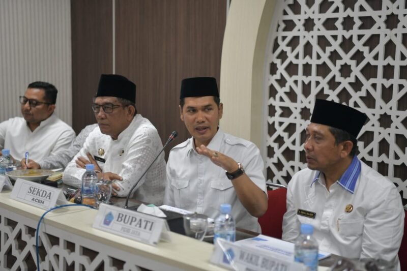 Sekda Aceh, M. Nasir didampingi Para Asisten, Kadis Syariat Islam, Kepala BPKA melakukan Rapat Teknis kesiapan pelaksanaan MTQ Ke-XXXVII diruang Rapat Kantor Bupati Pidie Jaya, Meureudu, Jumat, (22/08/2025). Foto: Ist