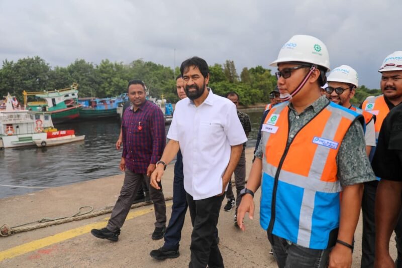 Gubernur Aceh Muzakir Manaf atau Mualem meninjau Pelabuhan Krueng Geukueh di Gampong Tambon Baroh, Kecamatan Dewantara, Aceh Utara, Jumat (22/8/2025). Foto: Dok. Biro Adpim Setda Aceh