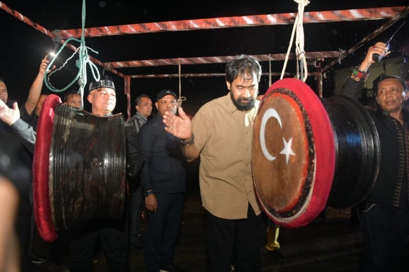 Gubernur Aceh, Muzakir Manaf membuka  sekaligus menyerahkan cenderamata serta memukul rapai pada acara Pentas Budaya Tradisi Pesisir di Monumen Samudra Pasai, Aceh Utara, Jumat (22/08/2025). Foto: Ist