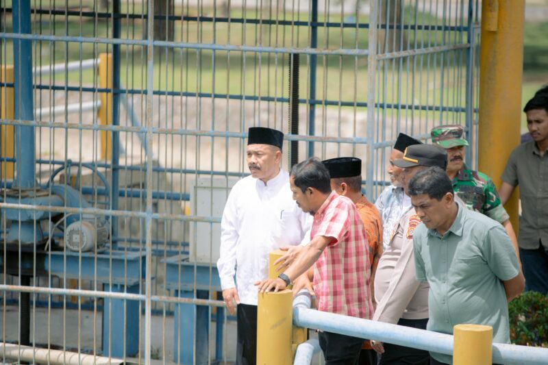 Bupati Pidie, Sarjani Abdullah saat meninjau irigasi di Kecamatan Tiro/Truseb Minggu (24/8/2025) (Foto Dok Prokopim.NOA.co.id)