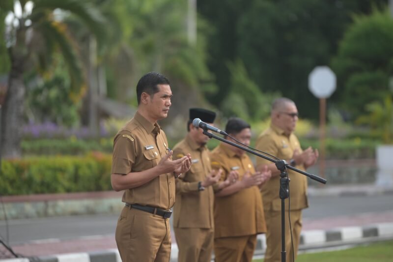 Sekretaris Daerah Aceh M. Nasir  memimpin Apel Pagi yang dihadiri para Kepala Biro, Pejabat Eselon III & IV beserta seluruh ASN/ non-ASN pada lingkungan Setda Aceh dan BPKA , di Halaman Kantor Gubernur Aceh, Banda Aceh, Senin (25/8/2025). Foto: Ist