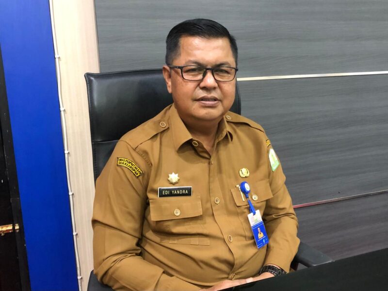 Kepala Dinas Perpustakaan dan Kearsipan Aceh, Dr. Edi Yandra saat ditemui di kantornya, Senin (25/8/2025). Foto: Dok. Pribadi/NOA.co.id