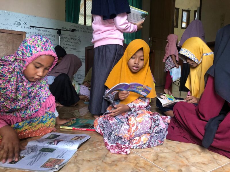 Anak-anak desa membaca buku di perpustakaan Desa di Kecamatan Indrapuri, Aceh Besar. Foto: Dok. Pribadi/NOA.co.id