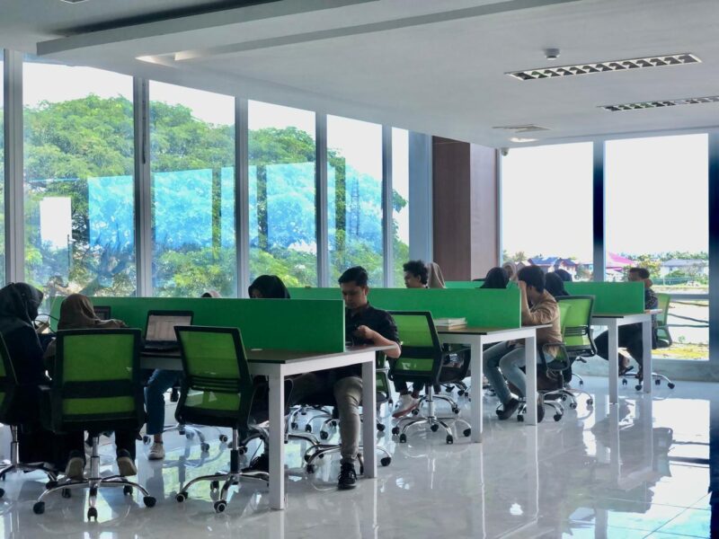 Pengunjung perpustakaan Pustaka Wilayah Aceh memanfaatkan ragam koleksi buku bacaan. Foto: Dok. Pribadi/NOA.co.id