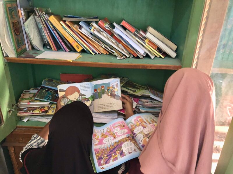 Anak anak desa sedang memilih buku untuk dibaca di perpustakaan gampong di Kecamatan Indrapuri, Aceh Besar. Foto: Dok. Pribadi/NOA.co.id