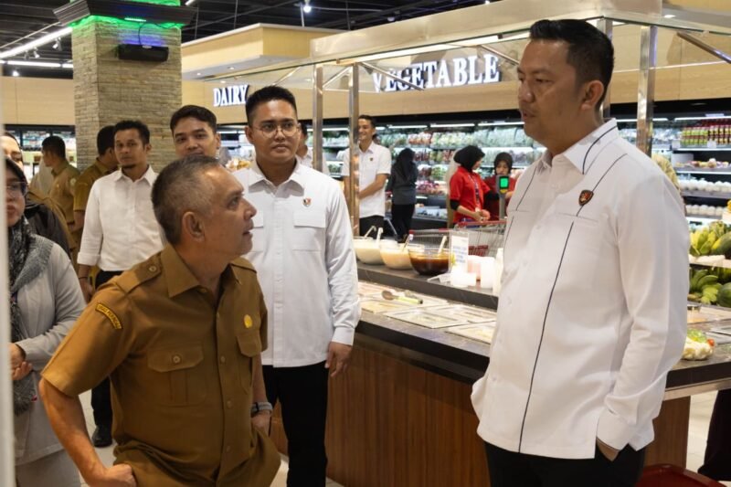 Dirreskrimsus Polda Aceh Imbau Pedagang Jual Beras Sesuai HET. Foto: Ist
