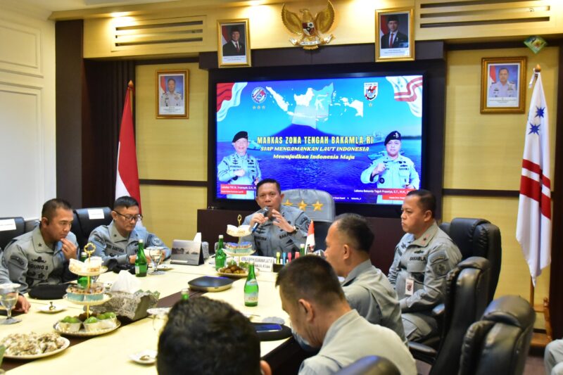 Kepala Bakamla RI, Laksdya TNI Dr. Irvansyah, S.H., M.Tr.Opsla, saat Pengarahan kepada Personel Zona Tengah di Manado, Kamis (28/8/2025). (Foto : NOA.co.id/HO-Bakamla RI).