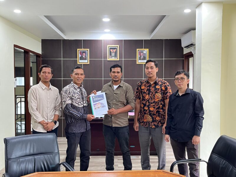 Pemkab Aceh Besar Serahkan LLID Tahun 2024 ke Komisi Informasi Aceh. Foto: Dok. MC Aceh Besar
