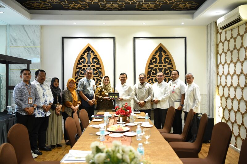 Wakil Gubernur Aceh, Fadhlullah, S.E., menerima kunjungan Silaturahmi komisioner Komnas HAM RI beserta rombongan di hotel Hermes, Banda Aceh, (29/08/2025). Foto: Ist