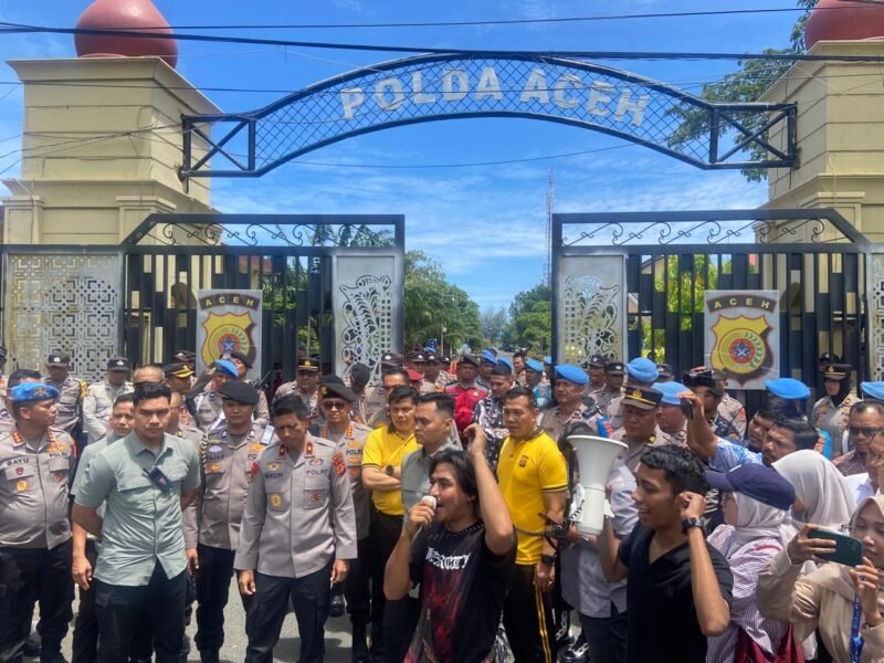 Kapolda Aceh Temui Pendemo: Terima Kasih Sudah Sampaikan Aspirasi dengan Tertib. Foto: Dok. Bidhumas Polda Aceh