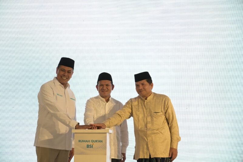 Wakil Gubernur Aceh, Fadlullah SE bersama Direktur Utama  BSI Anggoro Eko Cahyo dan Ketua MPU Aceh lem Faisal meresmikan rumah Qur'an BSI Aceh di Banda Aceh, Jumat (29/8/2025). Foto: Ist