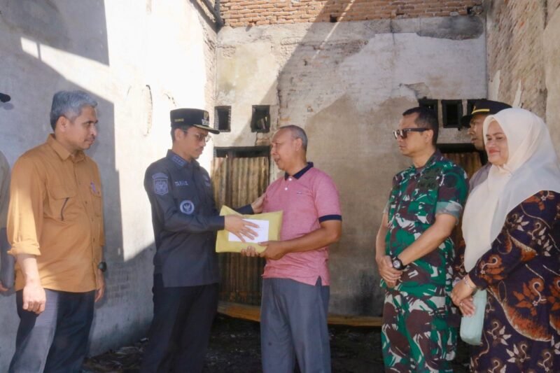 Bupati Aceh Barat Serahkan Bantuan untuk ASN Korban Kebakaran. Foto: Dok. Diskominsa Aceh Barat
