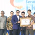 Kapolda Aceh Terima Penghargaan pada Malam Penganugerahan Serambi Ekraf 2025. Foto: Dok. Bidhumas Polda Aceh