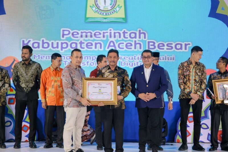 Wakil Bupati Aceh Besar Drs Syukri A Jalil, menerima penghargaan Serambi Ekraf tahun 2025, dari Menteri RI Teuku Riefky Harsya BSc MT, di The Pade Hotel, Aceh Besar, Jumat (29/8/2025) malam. Foto: Dok. MC Aceh Besar