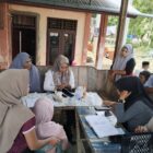 Warga Gampong Batee, saat menerima uang dari petugas pendaftaran aplikasi dana, Minggu (3/8/2025) (Foto.Amir Sagita.NOA.co.id).