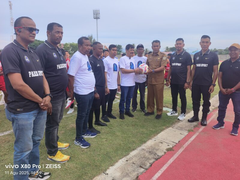 Sekdakab Pidie, Drs Samsul Azhar saat menyerahkan bola kepada Ketua Asprov PSSI Aceh Nazir Adam, pada pembukaan Piala Soeratin tahun 2025, Usia 13 di Stadion Blang Paseh, Kota Sigli, Senin (11/8/2025) (Foto.Amir Sagita.NOA.co.id)