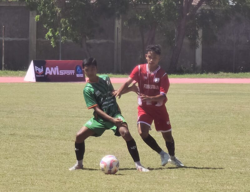 Pemain Juang FC Bireuen sedang menggiring bola dibayang bayangi pemain Lhokseumwe FC pada laga Piala Soeratin U-15 di Stadion Blang Paseh, Kota Sigli, Rabu (13/8/2025) (Foto,Amir Sagita.NOA.co.id)