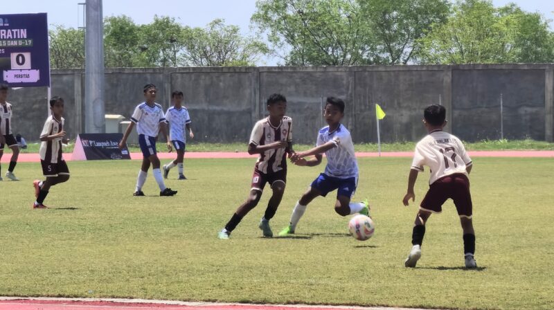 Pemain Alfarlaky FC Aceh Timur berebut bola dengan pemain Persitas Aceh Tengah pada laga semifinal Piala Soeratin U-13 di Stadion Blang Paseh, Kota Sigli, Kamis (14/8/2025) (Foto.Amir Sagita.NOA.co.id)