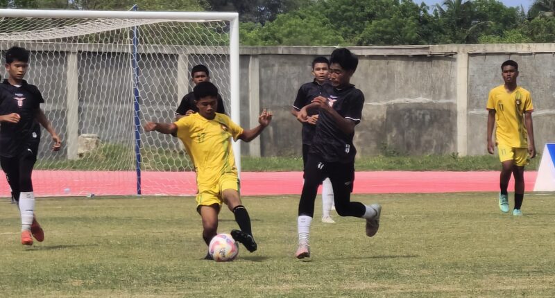 Pemain Tamiang United berebut bola dengan pemain Aceh Kuta Raja Banda Aceh pada lanjutan Piala Soeratin U-15 di Stadion Blang Paseh, Kota Sigli, Kamis (14/8/2025) (Foto.Amir Sagita.NOA.co.id)