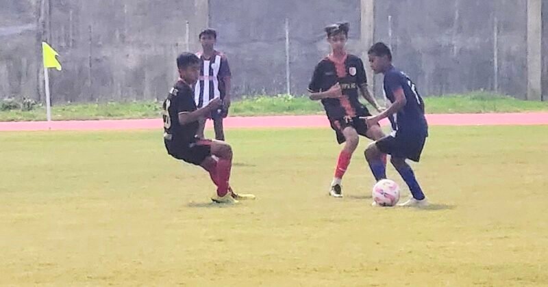 Pemain Lhokseumwe FC berebut bola dengan pemain Bintang Aceh, pada lanjutan Piala Soeratin U-15 di Stadion Blang Paseh, Kota Sigli, Jumat (15/8/2025) (Foto.Amir Sagita.NOA.co.id)
