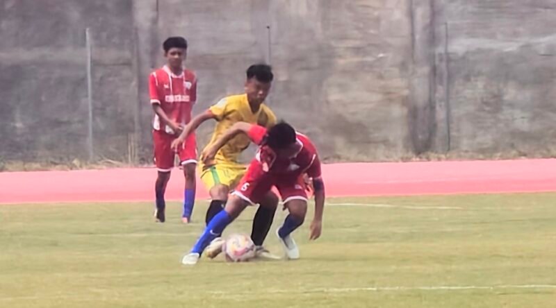 Pemain Tamiang United berebut bola dengan pemain Lhokseumwe FC pada laga semifinal Piala Soeratin U-15 di Stadion Blang Paseh, Kora Sigli, Sabtu (16/8/2025) (Foto.Amir Sagita.NOA.co.id)