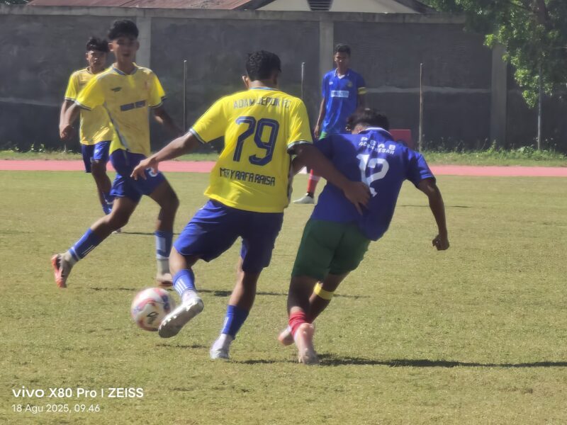 Pemain Bintang Aceh, Nagan Raya berebut bola dengan pemain PSAB Aceh Besar pada laga perdana Piala Soeratin U-17 di Stadion Blang Paseh, Kota Sigli, Senin (18/8/2025) (Foto.Amir Sagita.NOA.co.id)