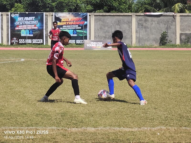 Pemain KNFC kustum merah berebut bola dengan pemain Lhokseumwe FC pada lanjutan Piala Soeratin U-17 tahun 2025 di Stadion Blang Paseh, Kota Sigli, Senin (18/8/2025) (Foto.Amir Sagita.NOA.co.id)