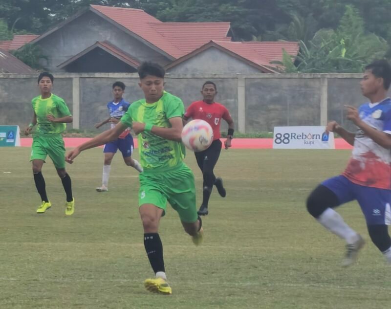 Pemain Muda Sedia Aceh Tamiang menggiring bola dan di bayang bayangi pemain Persimura Beureuneun pada laga perdana Piala Soeratin U-17 tahun 2025 di Stadion Blang Paseh, Kota Sigli, Selasa (19/8/2025) (Foto.Amir Sagita.NOA.co.id)