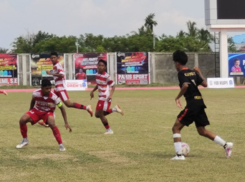 Pemain Bintang Aceh menggiring bola dan dibayangi pemain Mutiara Raya pada pertandingan Piala Soerarin U-17 di Stadion Blang Paseh, Kota Sigli, Selasa (19/8/2025) (Foto.Amir Sagita.NOA.co.id)