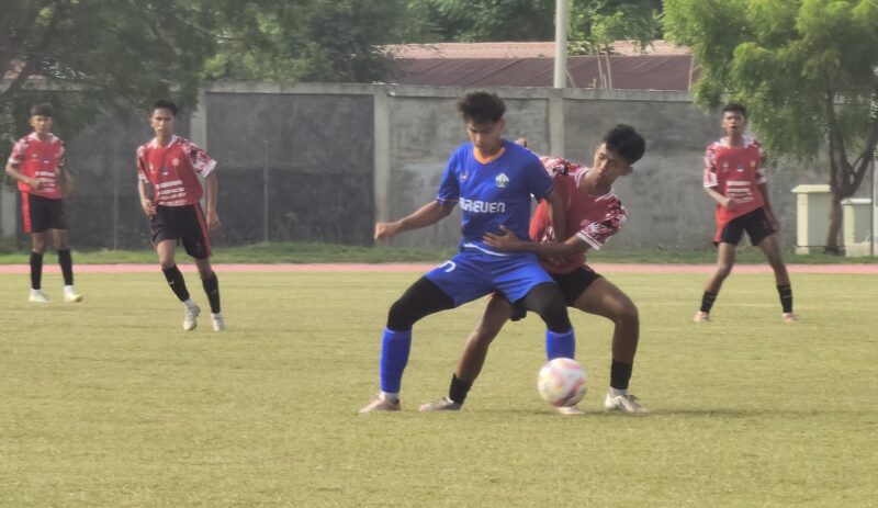 Pemain KNFC Banda Aceh berebut bola dengan pemain Juang FC memakai jersi warna biru pada laga lanjutan Piala Soeratin U-17 di Stadion Blang Paseh, Kota Sigli, Rabu (20/8/2025) (Foto.Amir Sagita.NOA.co.id)