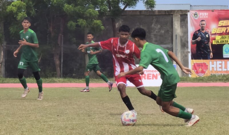 Pemain Juang FC berebut bola dengan pemain Lhokseumwe FC pada laga lanjutan Piala Soeratin U-17 di Stadion Blang Paseh, Kota Sigli, Kamis (21/8/2025) (Foto.Amir Sagita.NOA.co.id)