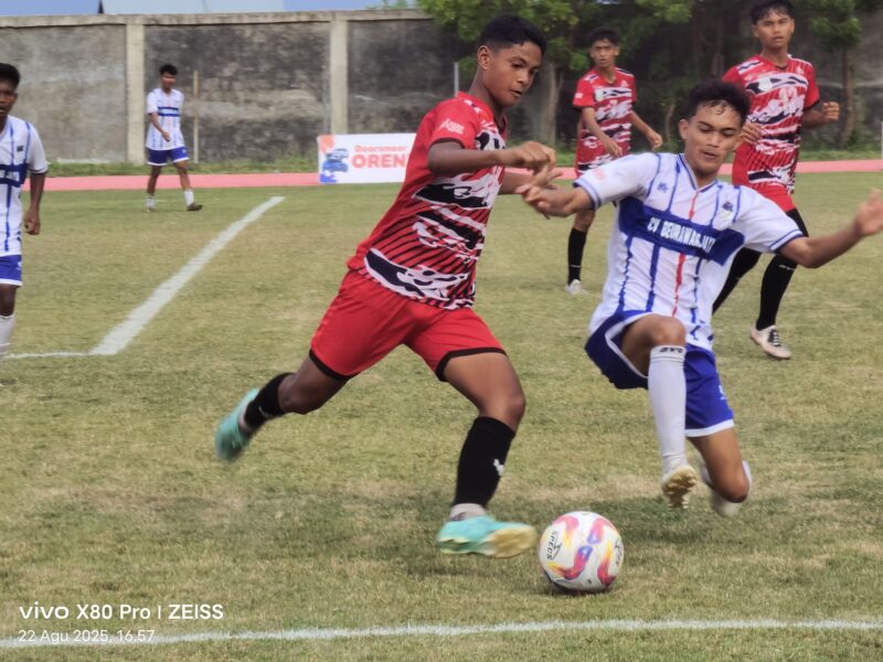 Pemain Persimura dan PSAP Sigli berebut bola pada lanjutan pertandingan Piala Soeratin U-17 di Stadion Blang Paseh, Kota Sigli, Jumat (22/8/2025) (Foto.Amir Sagita.NOA.co.id)