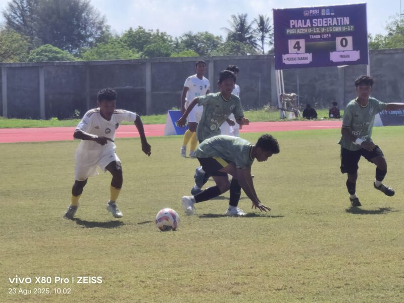 Pemain PSAB Aceh Besar menggiring bola saat berhadapan dengan Juang FC Bireuen, pada pertandingan babak semifinal Piala Soeratin U-17 di Stadion Blang Paseh, Kota Sigli, Sabtu (23/8/2025) (Foto.Amir Sagita.NOA.co.id)