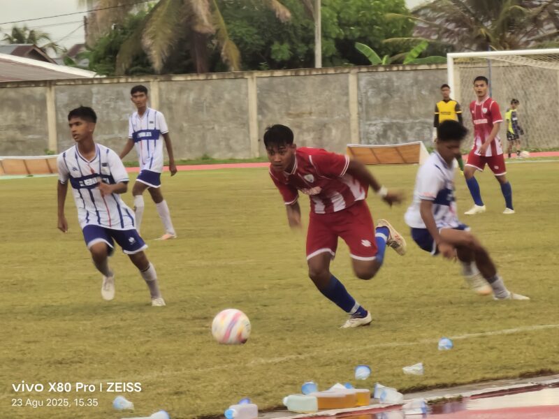Pemain Lhokseumwe FC menggiring bola dan dibayang bayangi pemain PSAP Sigli pada laga babak delapan besar Piala Soeratin U-17 di Stadion Blang Paseh, Kota Sigli, Sabtu (23/8/2025) (Foto.Amir Sagita.NOA.co.id)