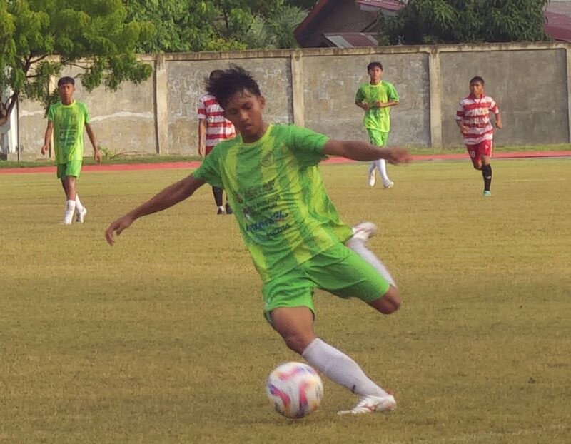 Salah seorang pemain Muda Sedia Aceh Tamiang sedang menggiring bola saat menghadapi Mutiara Raya di Stadion Blang Paseh, Kota Sigli, Kabupaten Pidie, Sabtu (23/8/2025) (Foto.Amir Sagita.NOA.co.id)