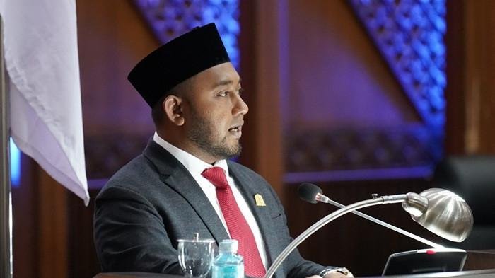 Juru Bicara Fraksi PKB DPRA, Iskandar, menyampaikan pandangan akhir fraksi terhadap Rancangan Qanun Aceh tentang Pertanggungjawaban Pelaksanaan APBA 2024 dalam rapat paripurna di Gedung DPRA, Banda Aceh, Kamis 31/7/2025 (Foto:Dok.Ist)