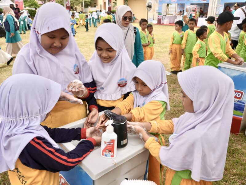 Edukasi Perilaku Hidup Bersih dan Sehat (PHBS) bagi lebih dari 500 siswa dari lima sekolah dasar, Pidie, Sabtu (2/8/2025). (Foto : NOA.co.id/Amir Sagita).