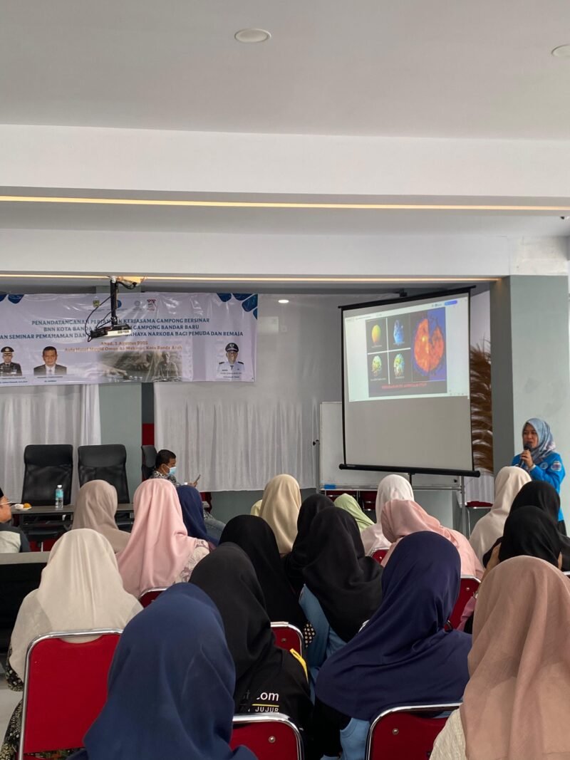 Nia Dahrika sedang memaparkan materi terkait bahayanya narkoba bagi kalangan remaja. Banda Aceh,Minggu(03/082025). Foto: Dok. Aininadhirah/Noa.co.id