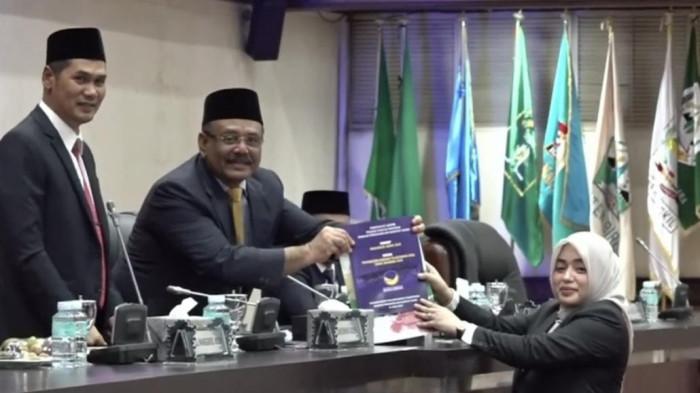 Juru Bicara Fraksi Partai NasDem, Martini, saat menyerahkan dokumen pendapat akhir fraksi terhadap Rancangan Qanun Aceh tentang Pertanggungjawaban Pelaksanaan APBA Tahun Anggaran 2024, kepada Wakil Ketua DPRA, Ali Basrah, Kamis 31/7/2025 (Foto:Dok.Ist)