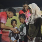 Bupati Pidie Sarjani Abdullah menyantuni anak yatim saat membuka Open Turnamen Piala Bupati di Stadion Blang Paseh Kota Sigli, Jumat malam (26/9/2025) (Foto.Amir Sagita.NOA.co.id).