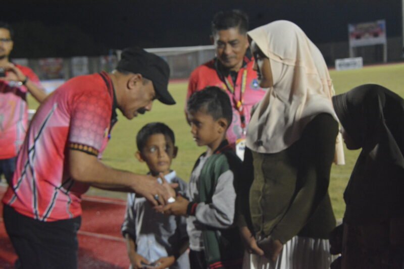 Bupati Pidie Sarjani Abdullah menyantuni anak yatim saat membuka Open Turnamen Piala Bupati di Stadion Blang Paseh Kota Sigli, Jumat malam (26/9/2025) (Foto.Amir Sagita.NOA.co.id).