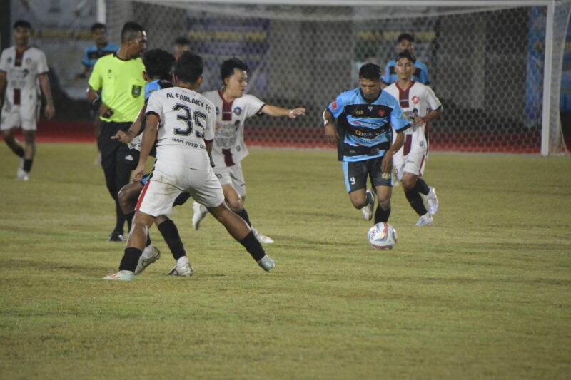 Pemain Rimba Mila Ban Banda Aceh menggiring bola dan dibayang bayangi pemain Alfarlaky Aceh Timur pada pertandingan Piala Bupati Pidie, di Stadion Blang Paseh, Kota Sigli, Jumat (26/9/2025) (Foto.Amir Sagita.NOA.co.id).