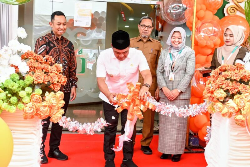 Bupati Aceh Besar, H Syech Muharram Idris memotong pita Grand Opening Kantor PT BPR. Syariah Ingin Jaya di Lambaro, Kecamatan Ingin Jaya, Aceh Besar, Senin (1/09/2025). Foto: Dok. MC Aceh Besar
