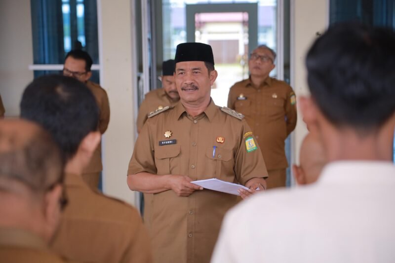 Wakil Bupati Aceh Besar Drs Syukri A Jalil, menyampaikan arahannya pada apel pagi di halaman Kantor Bupati Aceh Besar, Kota Jantho, Senin (1/9/2025). Foto: Dok. MC Aceh Besar