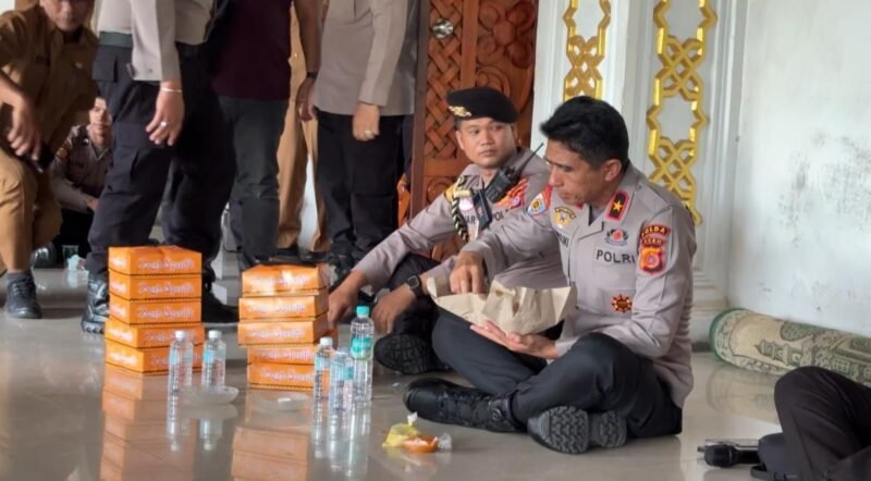 Kapolda Aceh Turun Langsung ke Lokasi Demo: Semangati Personel hingga Makan Bersama. Foto: Bidhumas Polda Aceh