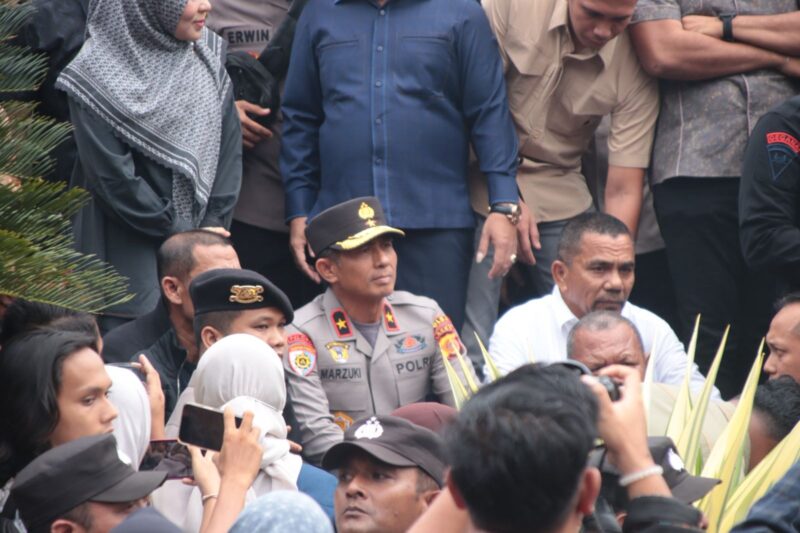 Hadir di Tengah Massa, Kapolda Aceh Tegas Ingatkan Pendemo Agar Tidak Anarkis. Foto: Dok. Bidhumas Polda Aceh