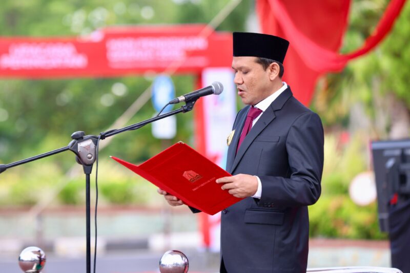 Wakil Gubernur Aceh, Fadhlullah, S.E.,  menjadi pembina upacara peringatan Hari Pendidikan Daerah (HARDIKDA) ke-66 Tahun 2025 di halaman Kantor Gubernur Aceh, Selasa, (02/09/2025). Foto: Biro Prokopim Setda Aceh